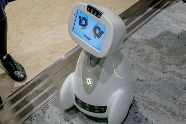 ロボット「BUDDY（バディ）」が日本初上陸！ 欧州イチと言われるその動きと特徴とは
