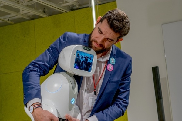 ロボット「BUDDY（バディ）」が日本初上陸！ 欧州イチと言われるその動きと特徴とは
