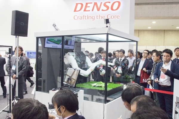 デンソーウェーブら、Science Robotics Meetingで「双腕型マルチモーダルAIロボ」を展示　