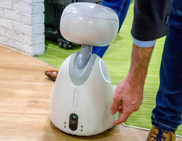 自律移動できる家庭用ロボット「BUDDY」がロボスタにやって来た！ 写真で紹介 by ロボスタカメラ部
