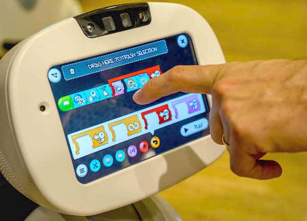 自律移動できる家庭用ロボット「BUDDY」がロボスタにやって来た！ 写真で紹介 by ロボスタカメラ部