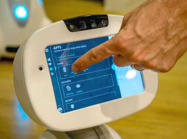 自律移動できる家庭用ロボット「BUDDY」がロボスタにやって来た！ 写真で紹介 by ロボスタカメラ部