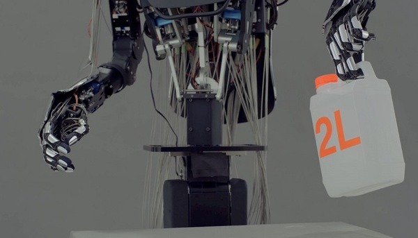 【世界初】力強さと繊細な動きを両立する手をもつアバターロボット「MELTANT-α」はペットボトルを開け、生卵を割らずに持てる