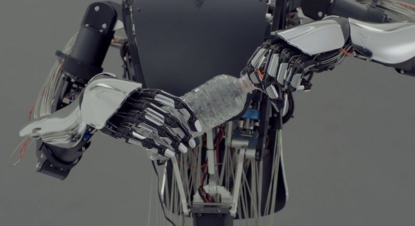 【世界初】力強さと繊細な動きを両立する手をもつアバターロボット「MELTANT-α」はペットボトルを開け、生卵を割らずに持てる