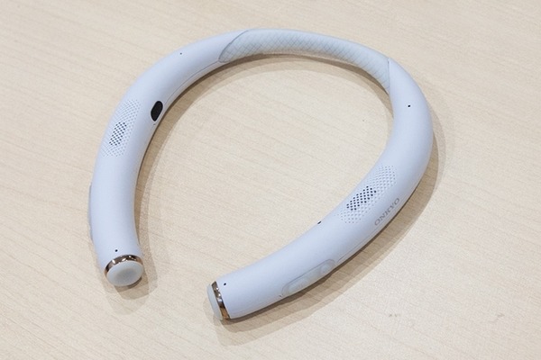 【新感覚！】首にかける「AIスマートスピーカー」は自転車でも家事でも使えるウェアラブルスピーカー！「まるで音のヘルメット」