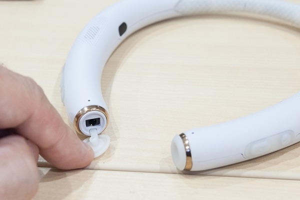 【新感覚！】首にかける「AIスマートスピーカー」は自転車でも家事でも使えるウェアラブルスピーカー！「まるで音のヘルメット」
