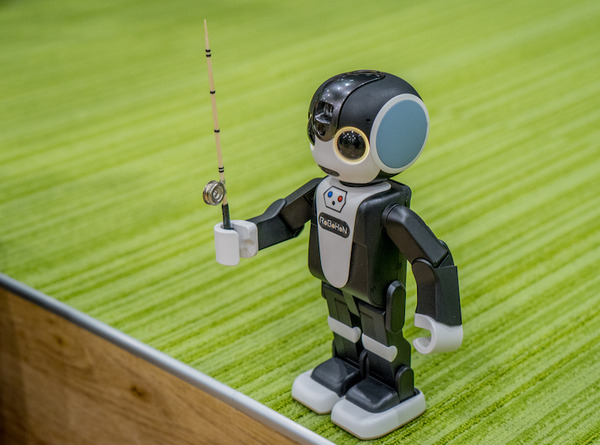 シャープの「ロボホン」が英会話授業の実証実験　アルクの子供向け英会話教室にて5月から