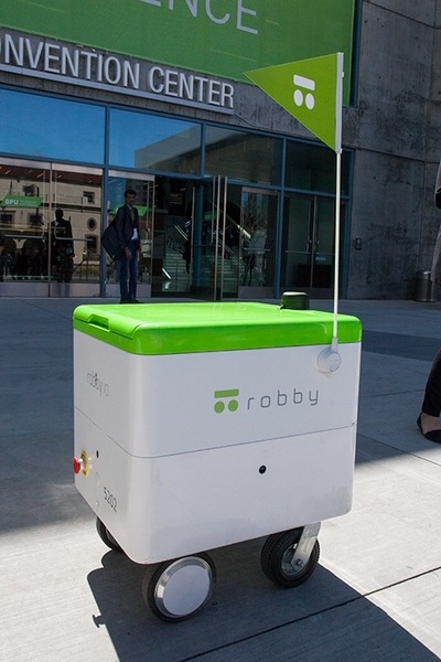 【動画あり】GPU搭載の自動運転デリバリーロボット「Robby」をシリコンバレーで見た！(第1回) 動くクーラーボックスみたいで可愛い