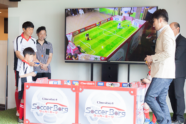 【速報】次世代RCサッカーロボット「サッカーボーグ」をタカラトミーが発表！本格的なドリブルやループシュートもできる