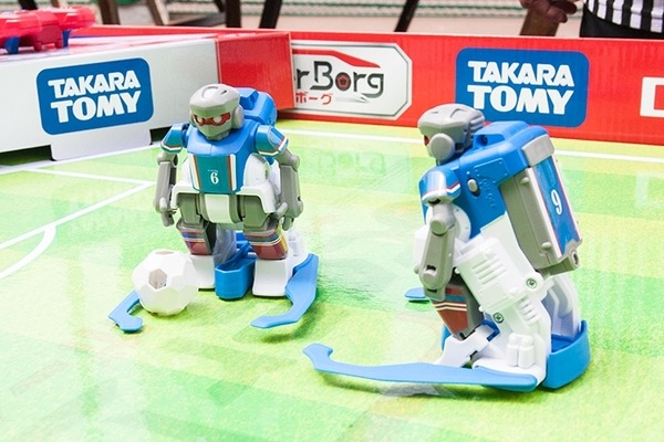 【速報】次世代RCサッカーロボット「サッカーボーグ」をタカラトミーが発表！本格的なドリブルやループシュートもできる