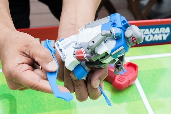 【速報】次世代RCサッカーロボット「サッカーボーグ」をタカラトミーが発表！本格的なドリブルやループシュートもできる