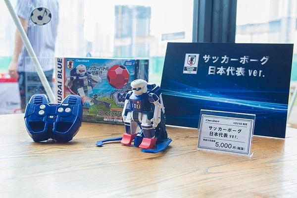 【速報】次世代RCサッカーロボット「サッカーボーグ」をタカラトミーが発表！本格的なドリブルやループシュートもできる
