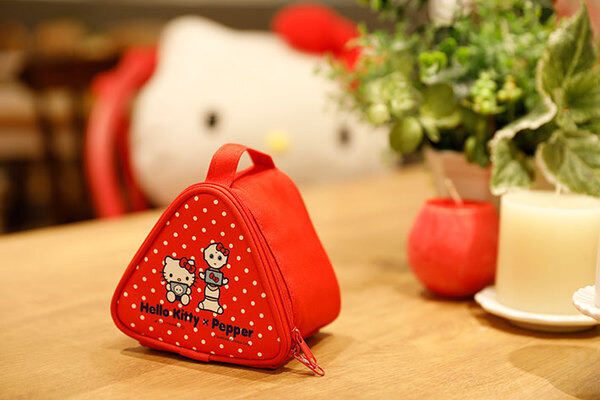 Pepperとキティちゃんがコラボ！「Hello Kitty コラボ Pepper おにぎりポーチ」を数量限定で発売