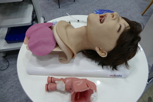 リアルな反応のヒューマノイド「mikoto」　「2023年問題」で市場拡大中の医療教育用シミュレーターに挑むMICOTOテクノロジー檜山氏がMEDTECで講演