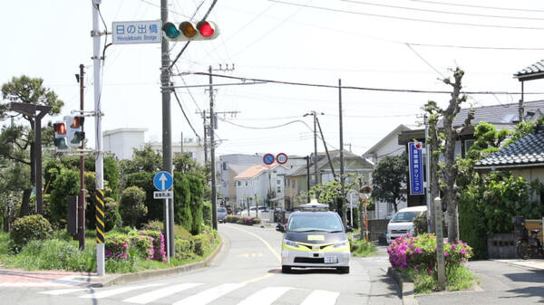 【未来の宅配便車だ】「ロボネコヤマト」公道でドライバーレスの自動運転車の走行実験！日本初 信号機との通信技術も実証