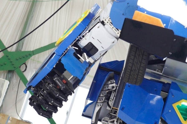 【速報】全長4mの人型変形ロボットが車にトランスフォーム！人が乗れる「J-deite RIDE」を公開、ド迫力変形映像を見よ！