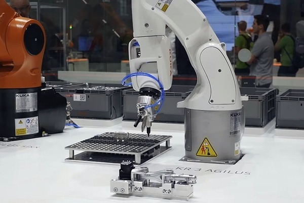 大手ロボットメーカーのクーカ(KUKA)が家庭用サービスロボット「i-do」を展示！ハノーバーフェア2018で