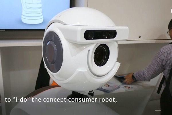 大手ロボットメーカーのクーカ(KUKA)が家庭用サービスロボット「i-do」を展示！ハノーバーフェア2018で