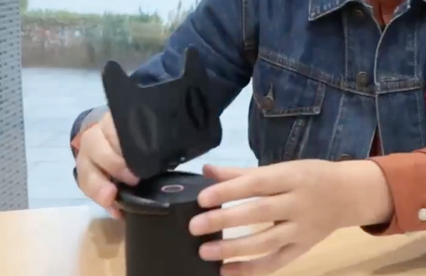 中国Alibabaのスマートスピーカー「Tmall Genie」にスマホをセットして猫ロボット化するアタッチメントホルダーが凄い