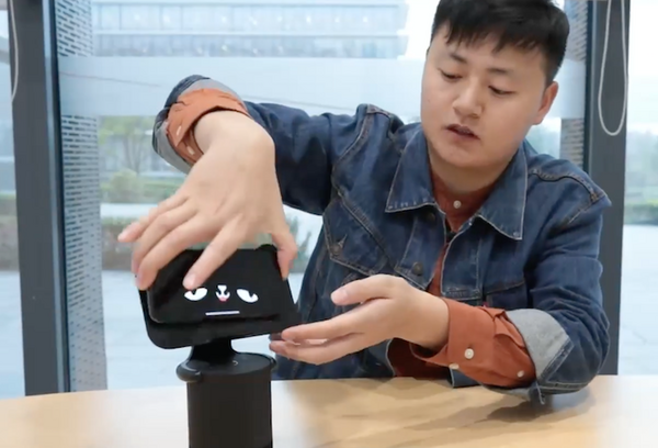 中国Alibabaのスマートスピーカー「Tmall Genie」にスマホをセットして猫ロボット化するアタッチメントホルダーが凄い