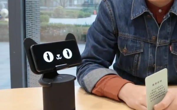 中国Alibabaのスマートスピーカー「Tmall Genie」にスマホをセットして猫ロボット化するアタッチメントホルダーが凄い