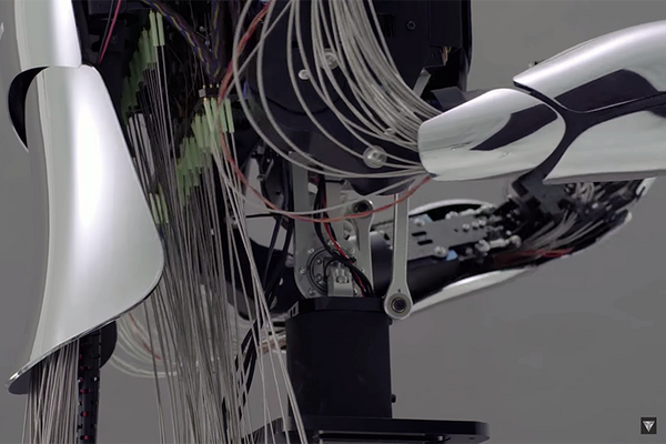 サイボーグ実現へ　人間の機能拡張を目指すメルティン CEO インタビュー(1/2)　驚きのサイボーグ技術！筋肉のようなワイヤー、脳の生体信号で動作