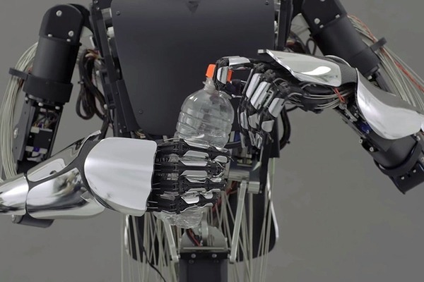 サイボーグ実現へ　人間の機能拡張を目指すメルティン CEO インタビュー(1/2)　驚きのサイボーグ技術！筋肉のようなワイヤー、脳の生体信号で動作