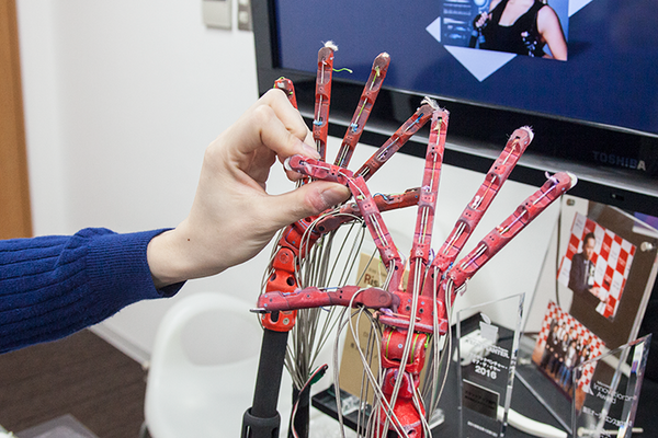 サイボーグ実現へ　人間の機能拡張を目指すメルティン CEO インタビュー(1/2)　驚きのサイボーグ技術！筋肉のようなワイヤー、脳の生体信号で動作