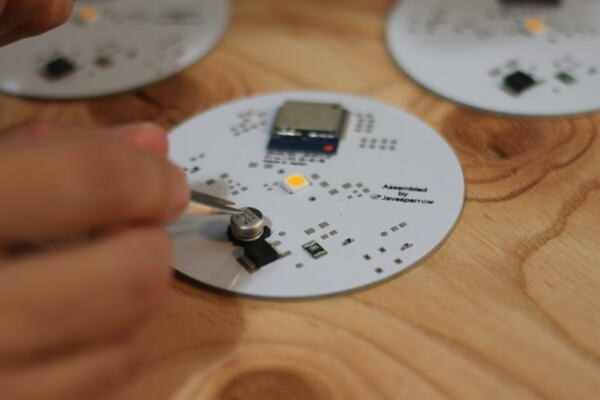 【IoT業界探訪vol.19】ランプの灯りで絆をつなぐ「wesign」　Javasparrow社で実践する「たった二人のIoT開発体制」とは