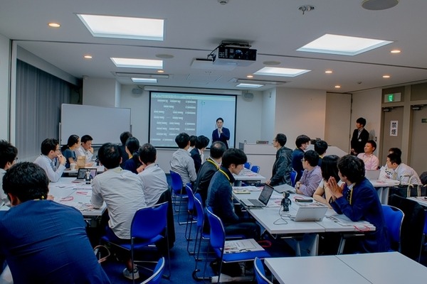 ロボホンで「モーション作成」　開発パートナー向けイベントでロボホンを動かす