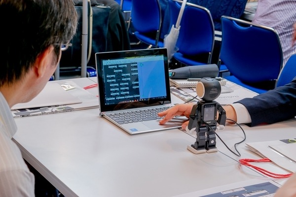 ロボホンで「モーション作成」　開発パートナー向けイベントでロボホンを動かす