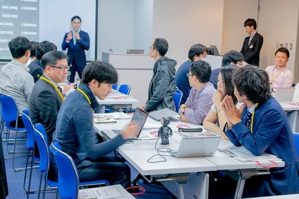 ロボホンで「モーション作成」　開発パートナー向けイベントでロボホンを動かす