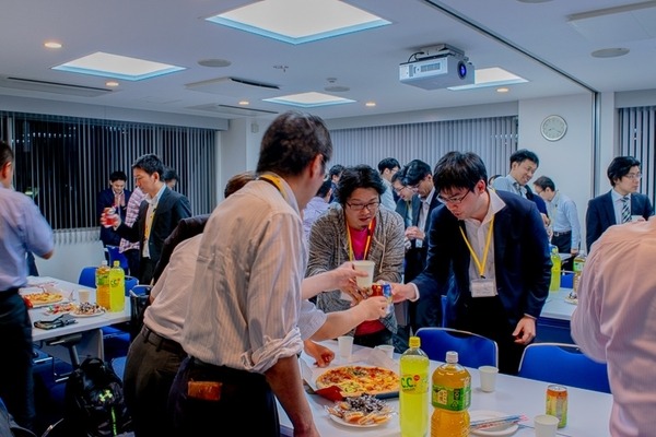 ロボホンで「モーション作成」　開発パートナー向けイベントでロボホンを動かす