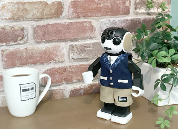 シャープ「ロボホン」の2周年記念スーツが発売、価格は9万6千円　「ロボユニショッピングサイト」にて
