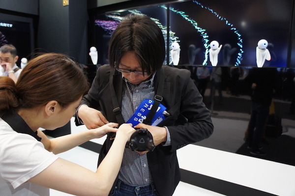 【富士通フォーラム 2018レポート】VRツールを使ったロボピンの振り付けやロボットのビジネス活用