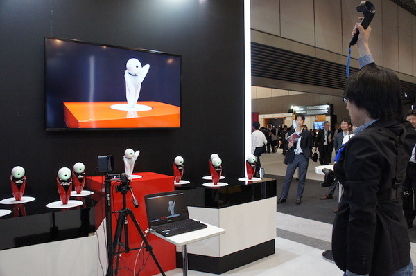 【富士通フォーラム 2018レポート】VRツールを使ったロボピンの振り付けやロボットのビジネス活用