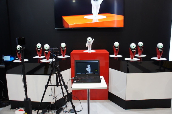 【富士通フォーラム 2018レポート】VRツールを使ったロボピンの振り付けやロボットのビジネス活用