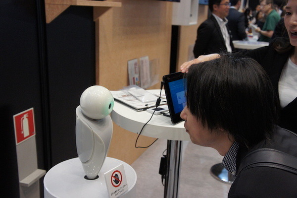 【富士通フォーラム 2018レポート】VRツールを使ったロボピンの振り付けやロボットのビジネス活用