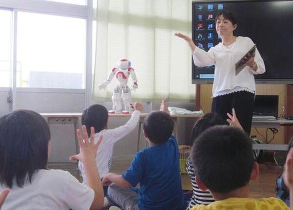 人型ロボットが私たちの先生！小学3年生向けの授業で英語発音の「外国語指導助手」にロボット「NAO」を起用