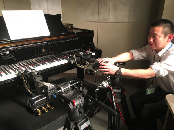 NHKテレビ小説「半分、青い。」にピアノを弾く「ロボットハンド」が登場！