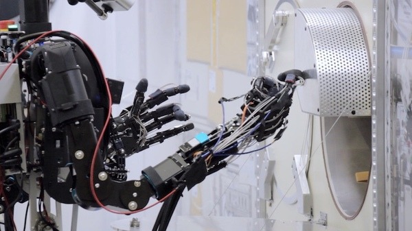 MELTINのアバターロボット、JAXAと実証実験　地上からの遠隔操作で宇宙飛行士の定型作業代替へ