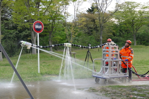 水を操って空を飛ぶ消火ロボット「ドラゴンファイヤーファイター」登場　建物内の火元を直接消火可能