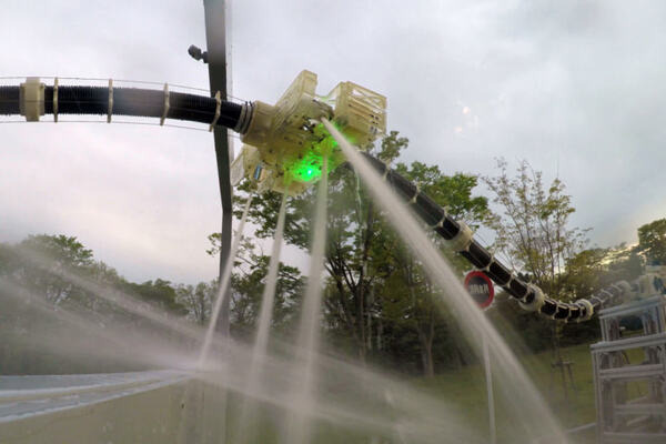 水を操って空を飛ぶ消火ロボット「ドラゴンファイヤーファイター」登場　建物内の火元を直接消火可能