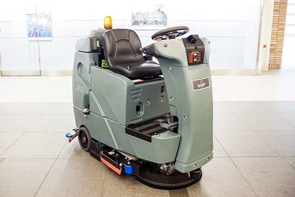三菱地所が自動運転掃除ロボットの実証実験デモを公開 (1) ソフトバンクロボティクスの大型スクラバー「RS26」の特徴と機能