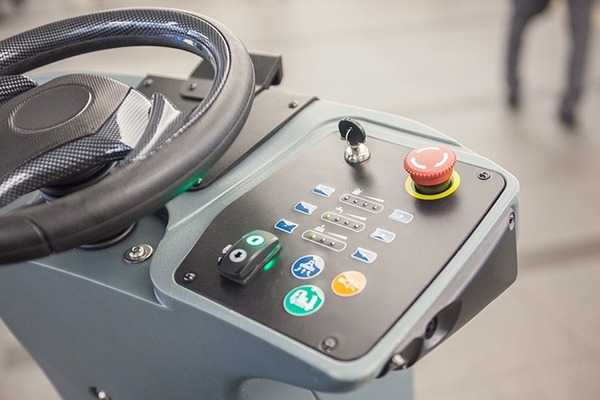 三菱地所が自動運転掃除ロボットの実証実験デモを公開 (1) ソフトバンクロボティクスの大型スクラバー「RS26」の特徴と機能