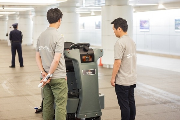 三菱地所が自動運転掃除ロボットの実証実験デモを公開 (1) ソフトバンクロボティクスの大型スクラバー「RS26」の特徴と機能