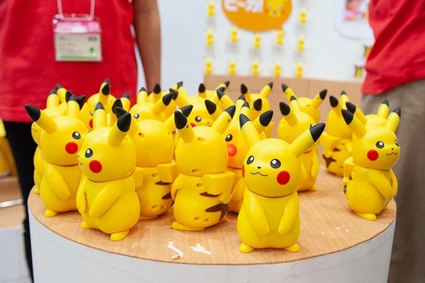 ピカチュウ300体がお出迎え！「ねえHelloPika(ハロピカ)」をタカラトミーが「東京おもちゃショー2018」でブース展示