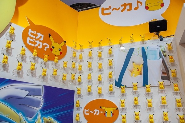 ピカチュウ300体がお出迎え！「ねえHelloPika(ハロピカ)」をタカラトミーが「東京おもちゃショー2018」でブース展示