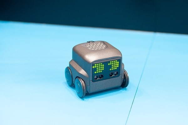 【速報】タカラトミーがオムニボットの新製品「ハロー！QB」を発表！表情豊かでハンドジェスチャーが楽しい友だちロボット