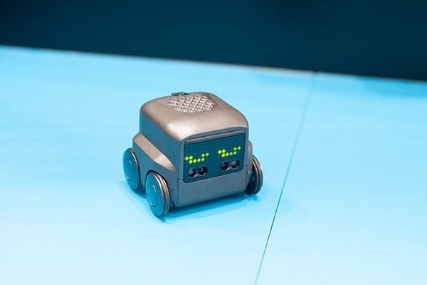 【速報】タカラトミーがオムニボットの新製品「ハロー！QB」を発表！表情豊かでハンドジェスチャーが楽しい友だちロボット